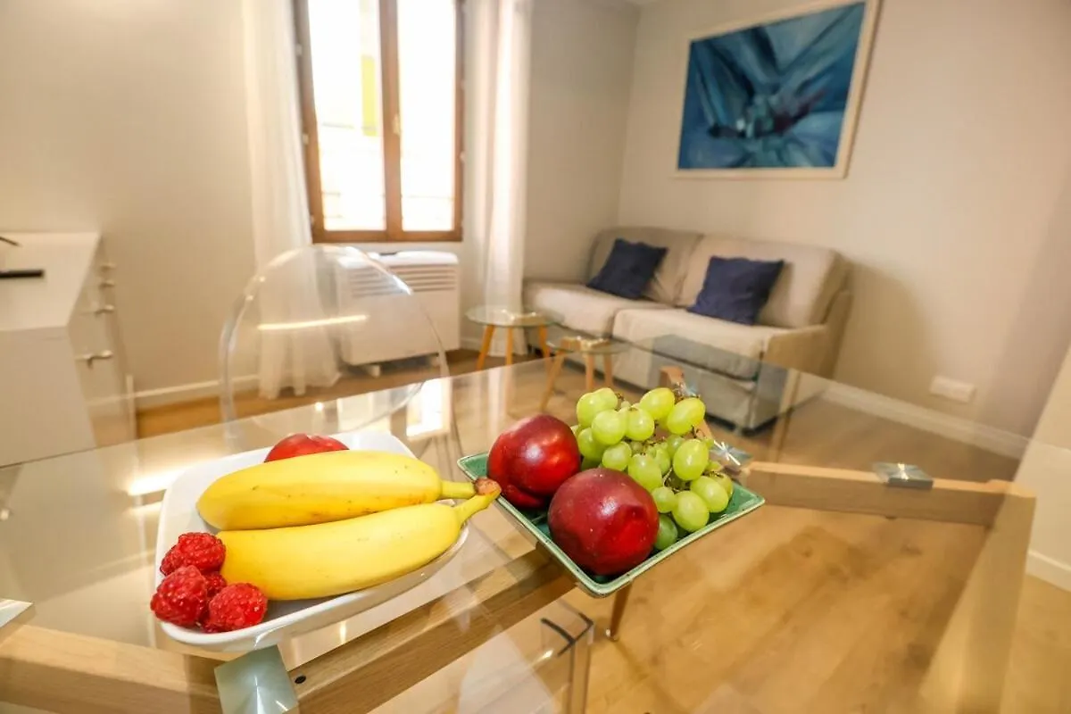 דירה גראס Elegant & Charming 2-Room Blue
